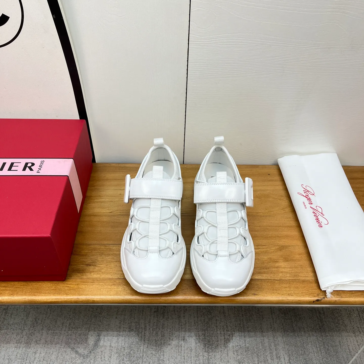 👟👟Ex-factory price 560👟👟 Genuine leather sole +30 2025 spring and summer new CHANEL white slippers, full of luxury style. The upper is decorated with iconic double C elements and is matched with exquisite plaid weaving. It is light and elegant, and the details are full of brand recognition. The simple flat bottom design fits the shape of the foot and brings a comfortable wearing experience. Whether paired with casual shorts, skirts, or simple suits, it can easily enhance the sense of fashion and highlight the wearer's exquisite taste and elegance. It is an excellent item for fashionistas to create exquisite looks. Color: black white